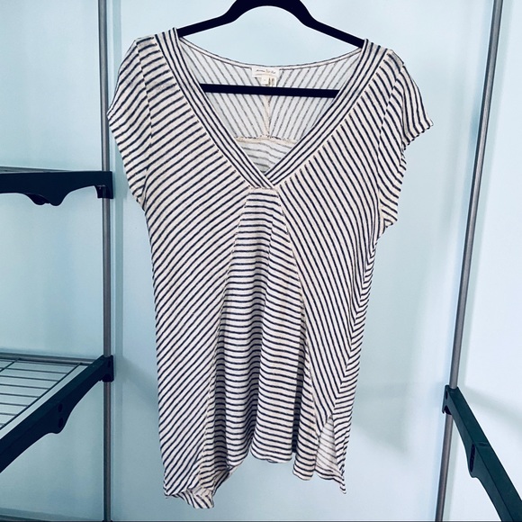 Anthropologie Tops - 💚 $4 BUNDLED Anthropologie • Knit Asymmetrical Hem Top